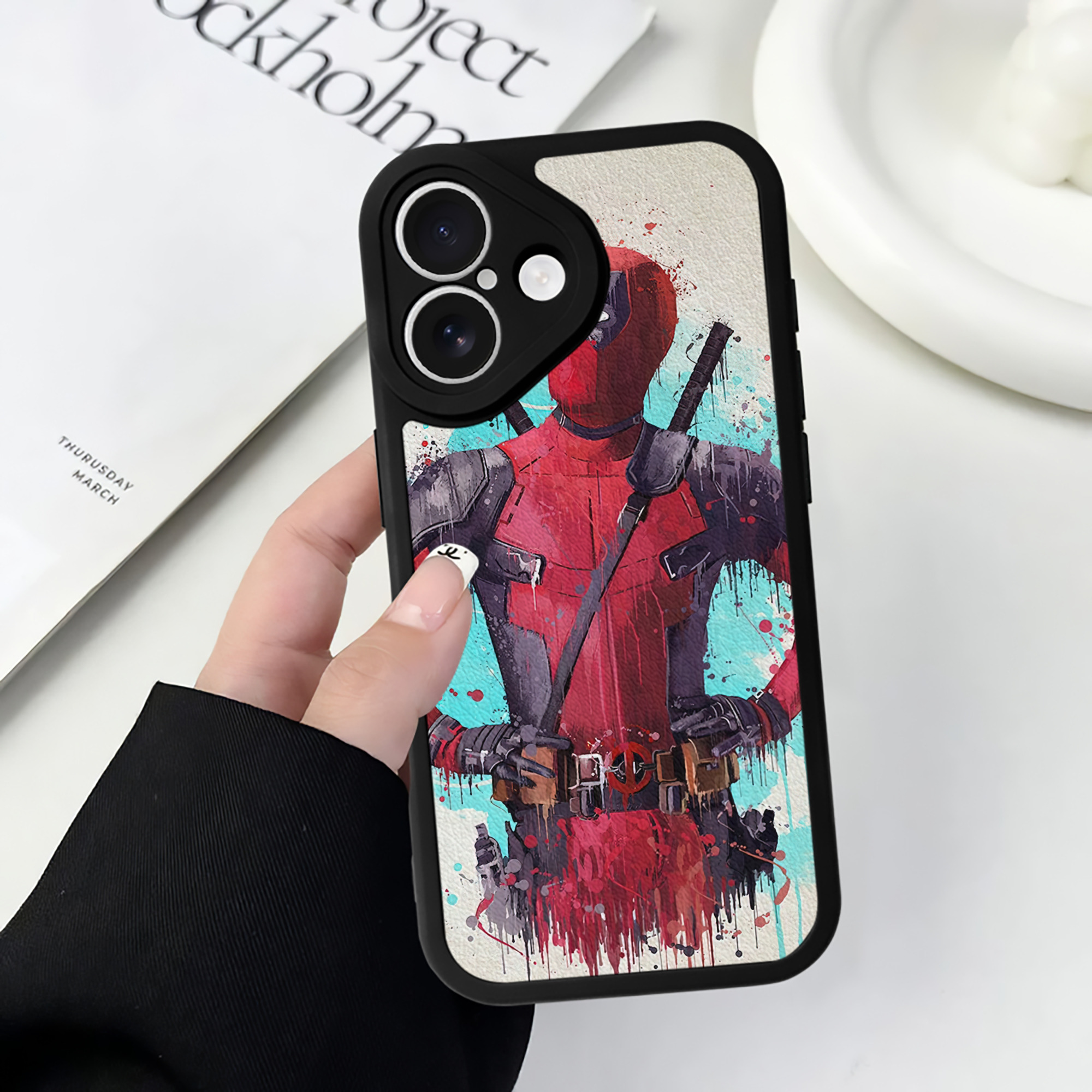 （画像用） Deadpool デッドプール 【iPhone 16シリーズ対応】シリコンスマホケース（レザー調） 材質：シリコン